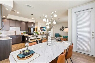 7204 Town Center Blvd, Unit B3 in Rosenberg, TX - Foto de edificio - Building Photo