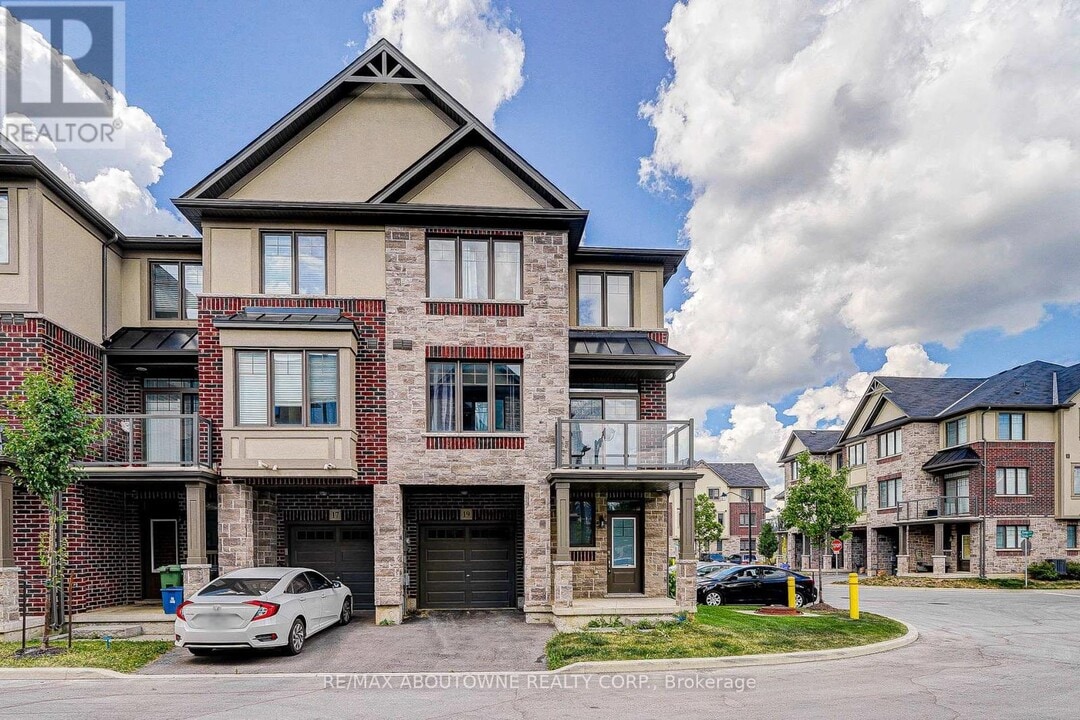 19 Ritchie Ln in Hamilton, ON - Building Photo