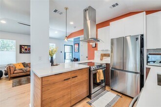 9700 Sugar Hill Dr in Austin, TX - Building Photo - Building Photo