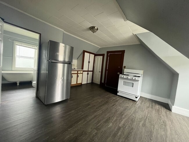 145 Pine St, Unit 3 in Manchester, NH - Foto de edificio - Building Photo