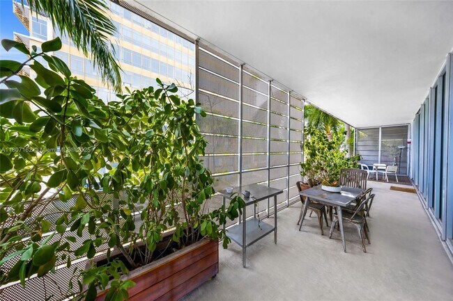 1700 Meridian Ave, Unit 301 in Miami Beach, FL - Building Photo - Building Photo