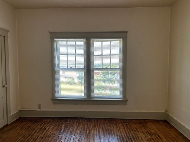 305 N 4th St, Unit 305 12 in Hannibal, MO - Foto de edificio - Building Photo