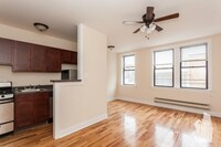 818 W Diversey Pky, Unit X in Chicago, IL - Building Photo - Building Photo