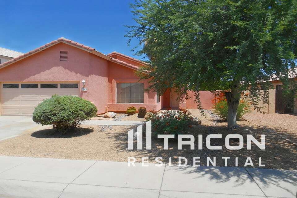 7368 W Flynn Ln in Glendale, AZ - Building Photo