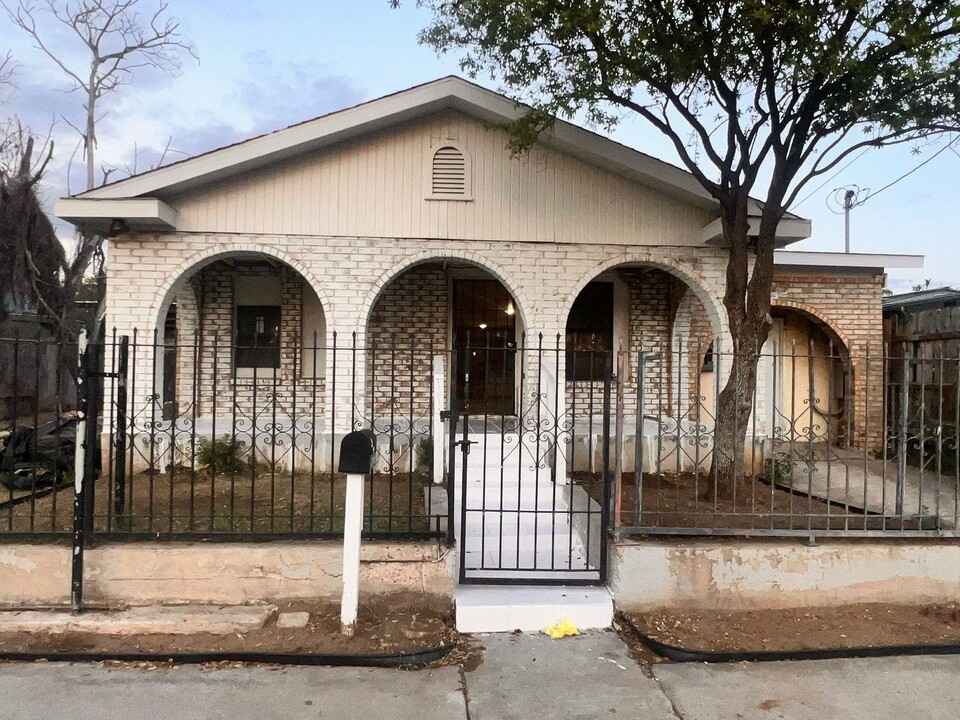 3509 Springfield Ave in Laredo, TX - Building Photo