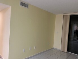 8231 NW 8th St, Unit 104 in Miami, FL - Building Photo