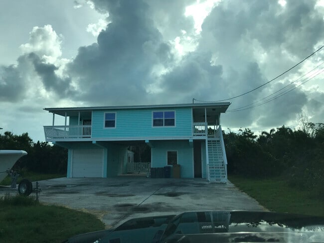 467 W Shore Dr in Summerland Key, FL - Building Photo - Building Photo