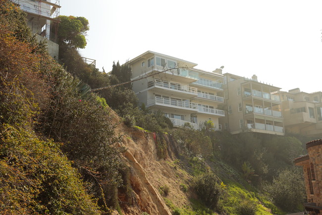 227 Carnation Ave in Corona Del Mar, CA - Foto de edificio - Building Photo