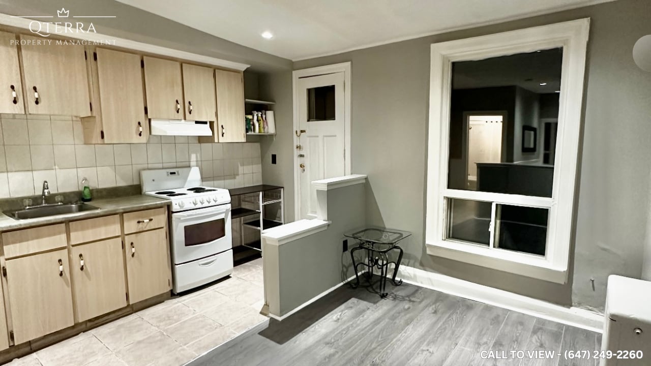 1538 Queen St W in Toronto, ON - Building Photo