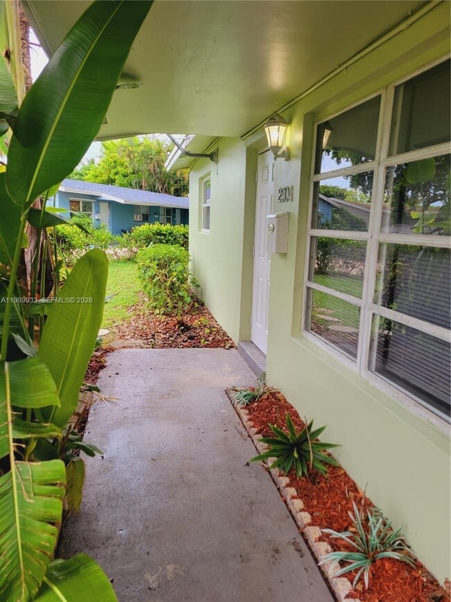 2504 NW 9th Ln in Wilton Manors, FL - Building Photo - Building Photo