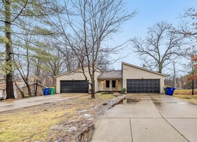 2593 Hazelwood Ln in Green Bay, WI - Building Photo