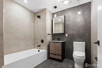 65 McWhorter St in Newark, NJ - Building Photo - Building Photo