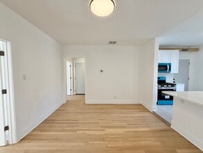 1522 W Ardmore Ave, Unit 1E in Chicago, IL - Building Photo - Building Photo