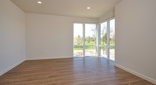 1542 Myers Ln in Medford, OR - Building Photo - Building Photo