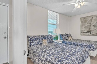 7205 Thomas Dr in Panama City Beach, FL - Building Photo - Building Photo