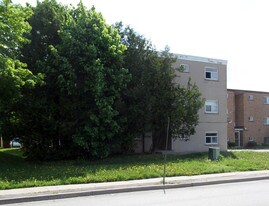 21 Huron Heights Dr in Newmarket, ON - Building Photo