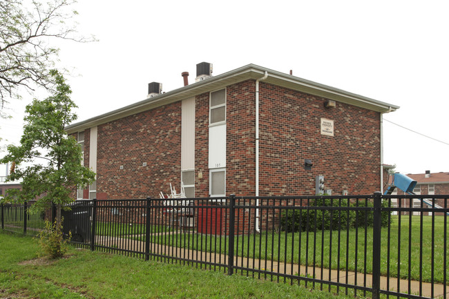 Greenwood Apartments in Jeffersonville, IN - Building Photo - Building Photo