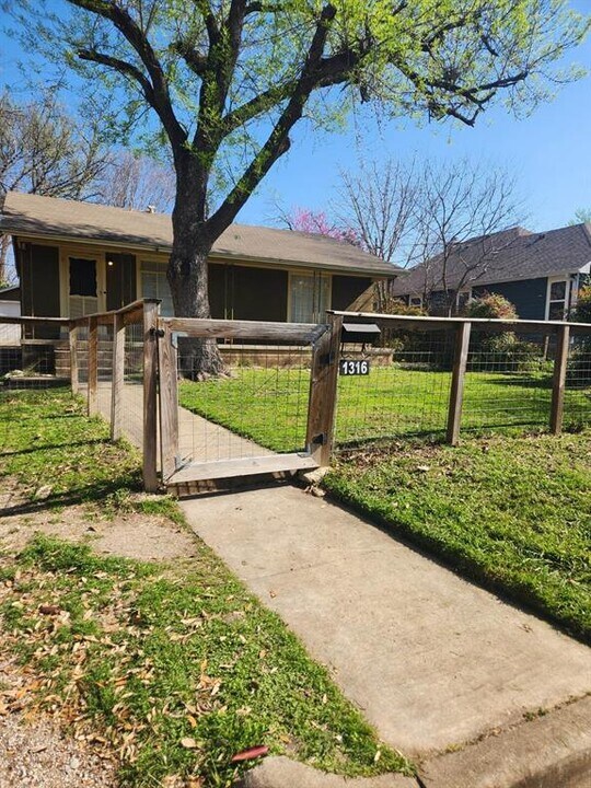1316 Pasadena Dr in Austin, TX - Building Photo