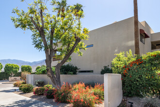 Villa Caballeros in Palm Springs, CA - Building Photo - Building Photo