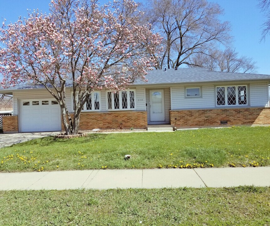 546 Landmeier Rd in Elk Grove Village, IL - Building Photo