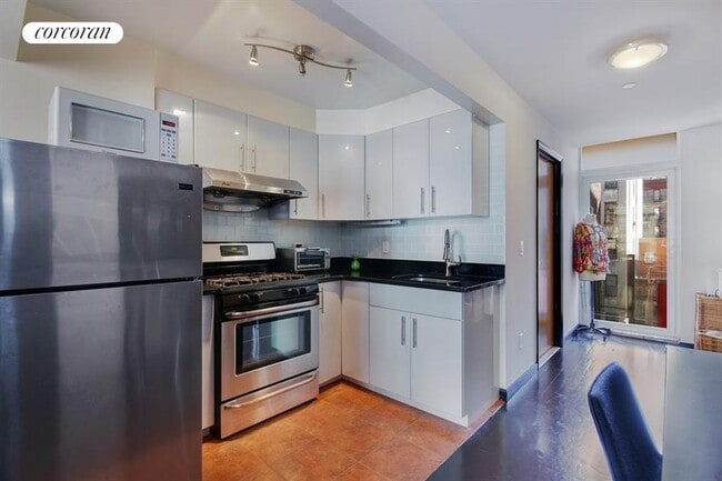 24 Henry St in New York, NY - Building Photo - Building Photo
