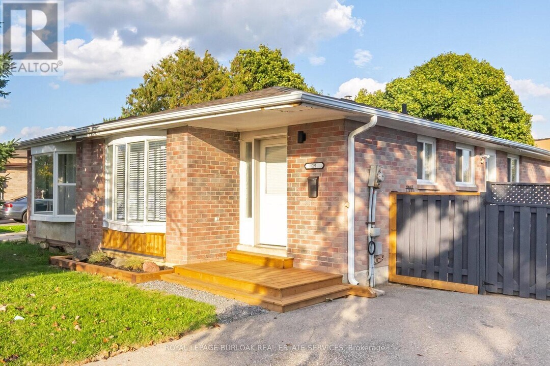 19 Juniper Crescent in Brampton, ON - Building Photo