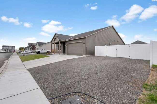 308 Ruby Ave in Grandview, WA - Building Photo - Building Photo