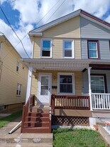 2437 Sycamore St in Easton, PA - Building Photo