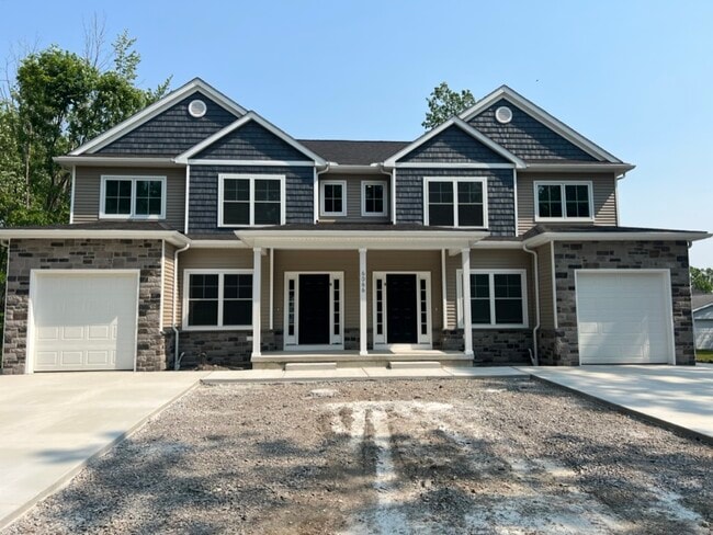 6066 New Taylor Rd, Unit A in Orchard Park, NY - Foto de edificio - Building Photo