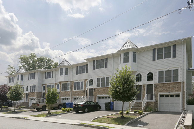 Piper Avenue Townhomes in Avenel, NJ - Foto de edificio - Building Photo