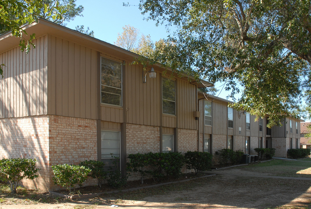 Cleveland Square Apartments in Cleveland, TX - Foto de edificio