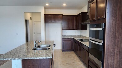 1565 Pinchot Dr in Manteca, CA - Building Photo - Building Photo