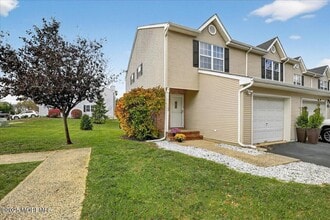 7 Lucia Ct in Matawan, NJ - Building Photo - Building Photo