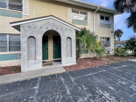 6635 Warwick Cir in Ft. Myers, FL - Building Photo