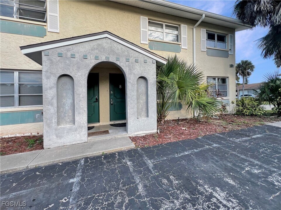 6635 Warwick Cir in Ft. Myers, FL - Building Photo