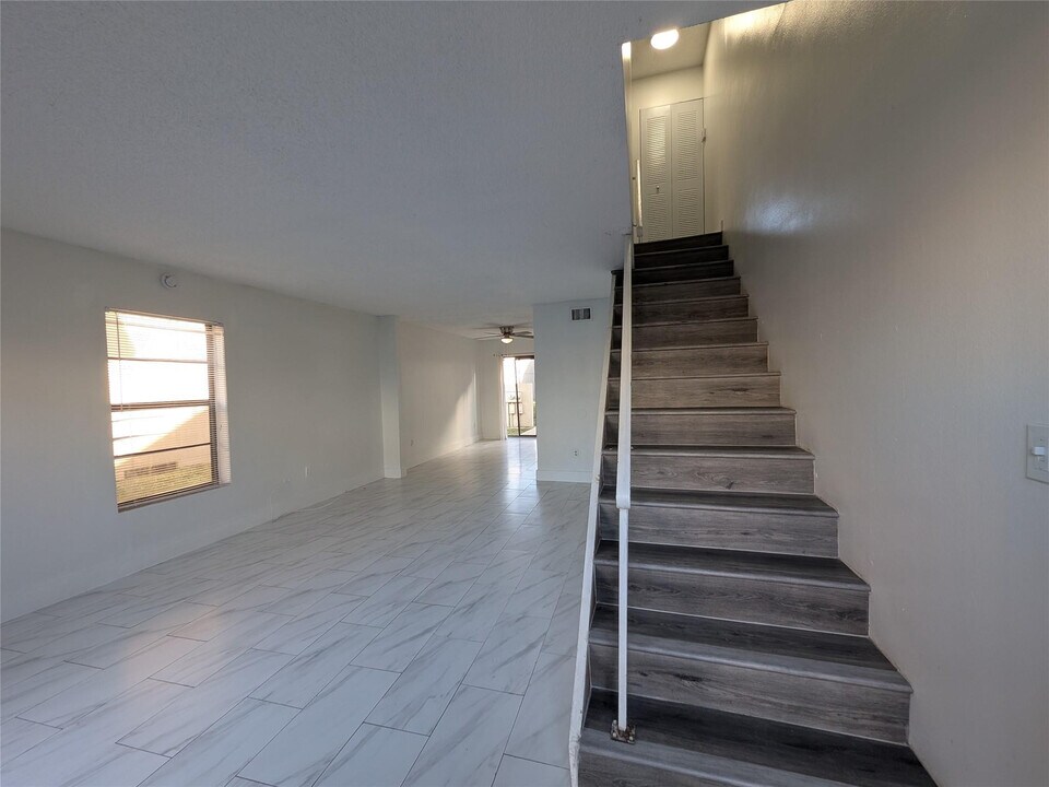 2456 NW 52nd Ave in Lauderhill, FL - Building Photo