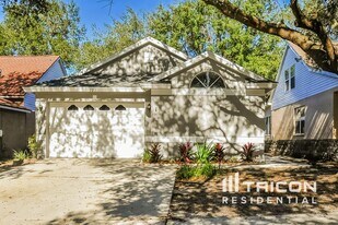 723 Cape Cod Cir in Valrico, FL - Building Photo