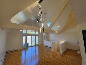 25016 41st Rd, Unit 2 in Little Neck, NY - Foto de edificio - Building Photo