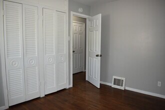 324 Cameron Rd in St. Louis, MO - Foto de edificio - Building Photo