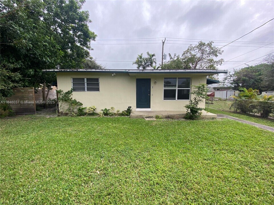 2446 Johnson St in Hollywood, FL - Building Photo