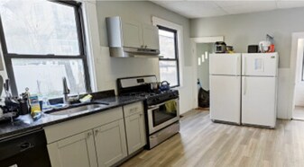 10 Saunders St in Boston, MA - Building Photo