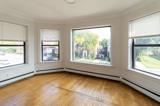 6830 S Jeffery Blvd in Chicago, IL - Foto de edificio - Building Photo