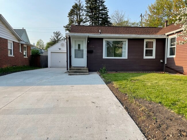 306 E Washington St in Urbana, IL - Foto de edificio - Building Photo