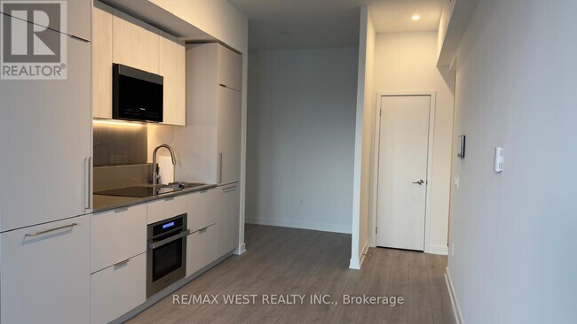 1 Fairview Rd E in Mississauga, ON - Building Photo - Building Photo