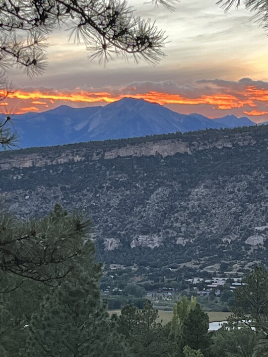 457 Highland Hill Dr in Durango, CO - Foto de edificio