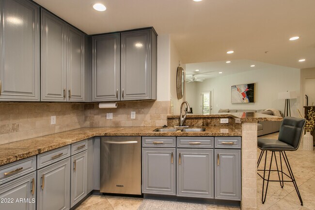 5450 E Deer Valley Dr in Phoenix, AZ - Building Photo - Building Photo