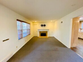 5639 Beverly Ave in Mission, KS - Building Photo - Building Photo