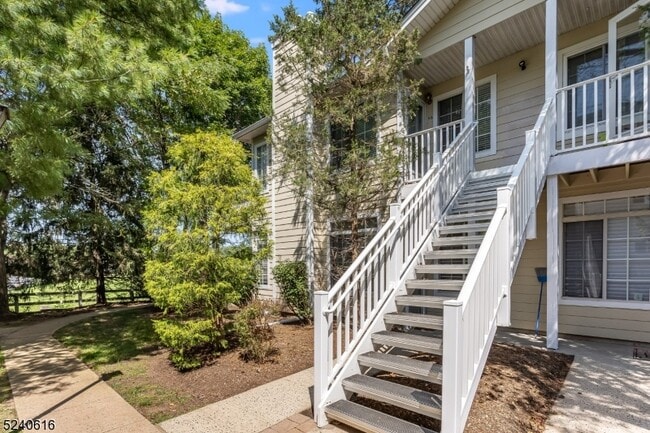 56 Wescott Rd in Bedminster, NJ - Building Photo - Building Photo