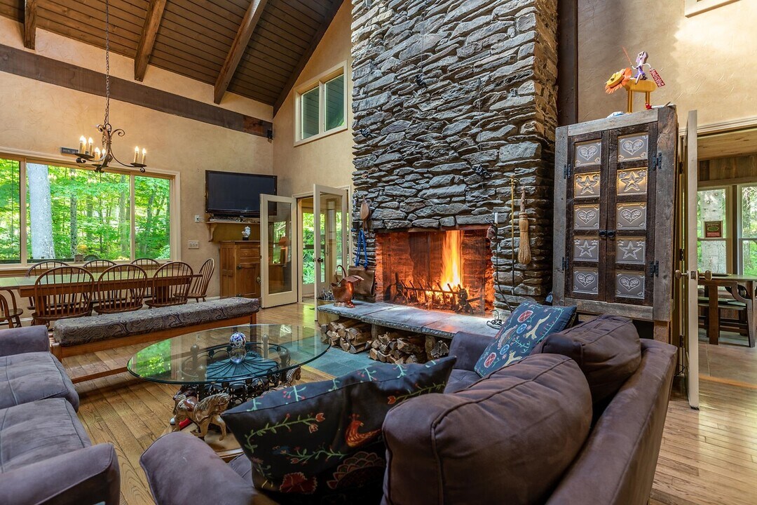 11 Founders Hill Rd in Winhall, VT - Building Photo