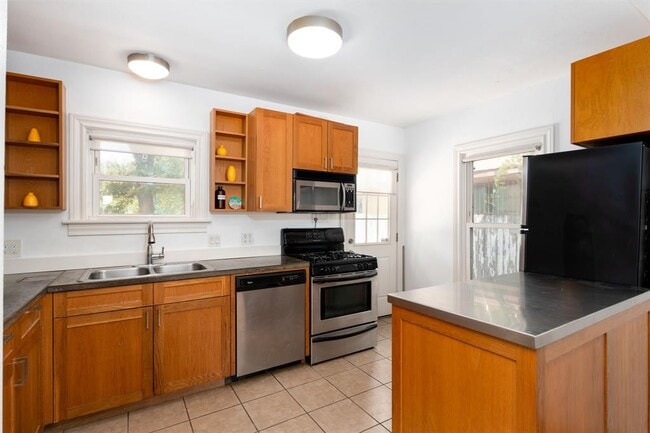 746 Springdale Rd in Austin, TX - Foto de edificio - Building Photo